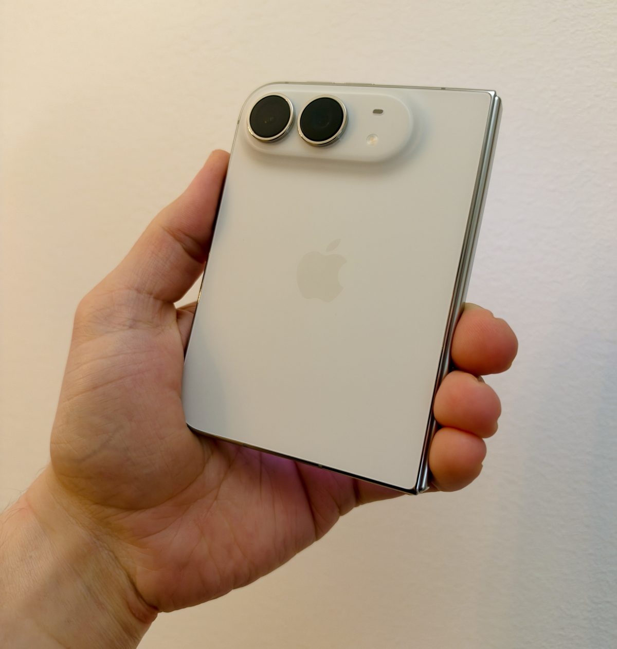 Ensituntumat taittuvasta iPhone Duosta: Applen uutuus on onnistunut mutta vaatii myös uuteen tottumista 12 Ensituntumat taittuvasta iPhone Duosta: Applen uutuus on onnistunut mutta vaatii myös uuteen tottumista 11