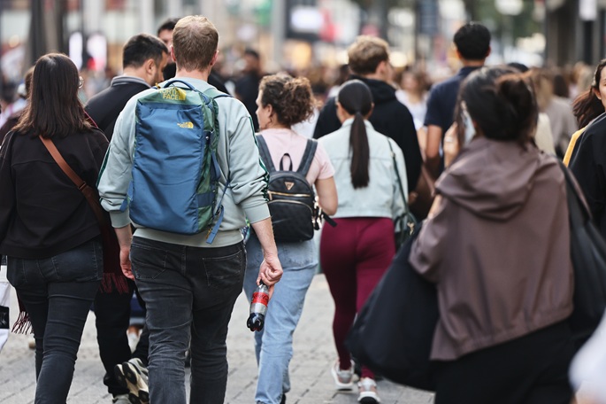 Saksan väkiluku pienenee 83,3 miljoonasta 81,8 miljoonaan vuoteen 2045 mennessä 2 Saksan väkiluku pienenee 83,3 miljoonasta 81,8 miljoonaan vuoteen 2045 mennessä 1