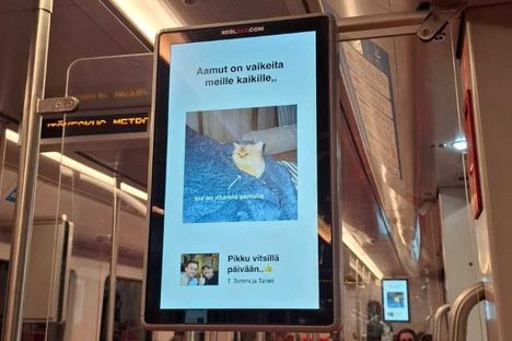 Sohvaperunat Taneli Lahtinen ja Tommi Ristola ilahduttivat Helsingin metroa matkustajia söövillä eläinkuvilla 4 Sohvaperunat Taneli Lahtinen ja Tommi Ristola ilahduttivat Helsingin metroa matkustajia söövillä eläinkuvilla 3