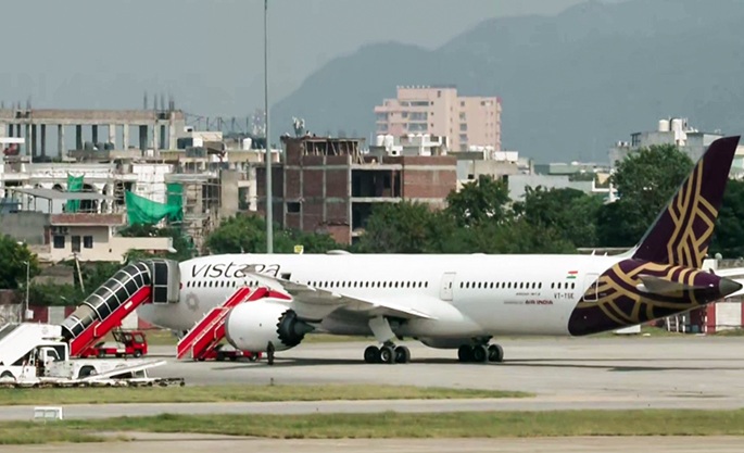 Huijausuhka Frankfurtin ja Delhin välisellä Air India -lennolla osoittautui vääriksi hälytykseksi 2 Huijausuhka Frankfurtin ja Delhin välisellä Air India -lennolla osoittautui vääriksi hälytykseksi 1