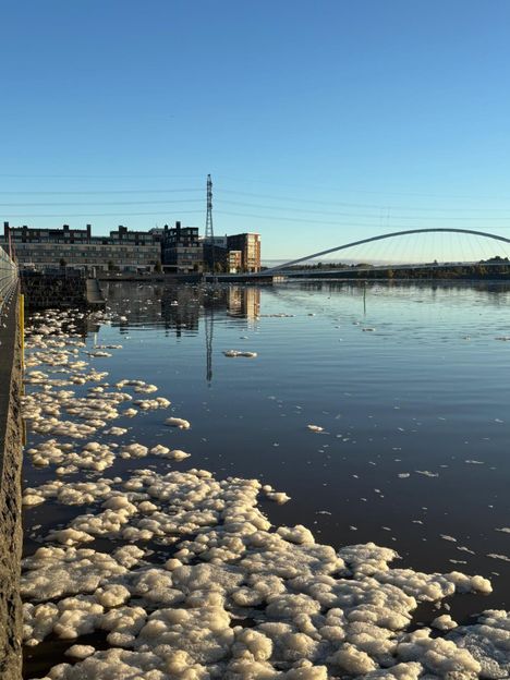 Hämmentävä näky Helsingissä – vaahto valtasi meren 5