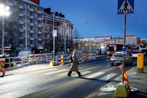 Mannerheimintietä remontoitiin Töölössä vielä viime vuoteen asti. Kuva joulukuulta 2024.