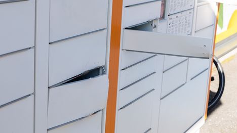 Lapsi jäi jumiin Postin pakettiautomaattiin Helsingissä 1