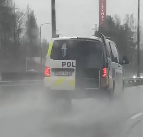 IS-lukija kuvasi poliisiauton, joka ajoi ovi auki Kuopiossa – poliisi pysähtyi korjatakseen tilanteen 1