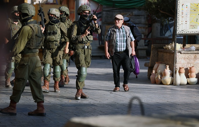 Israel aloitti sotilasoperaation Hebronissa kahden sotilaan kuoleman jälkeen 2 Israel aloitti sotilasoperaation Hebronissa kahden sotilaan kuoleman jälkeen 1