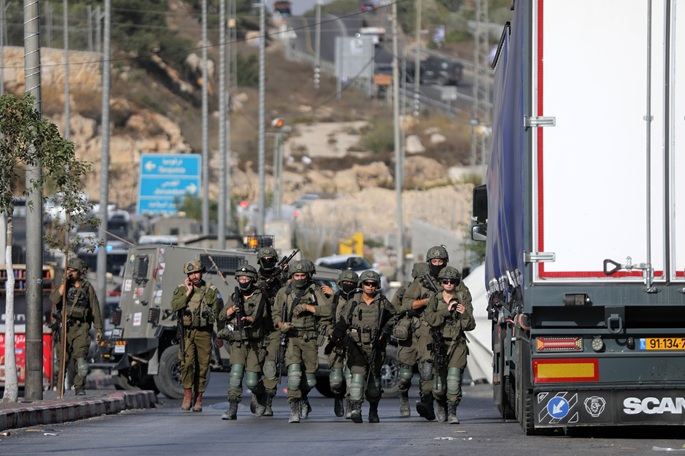 Israelin armeija pakottaa palestiinalaisperheet muuttamaan Hebronissa 2 Israelin armeija pakottaa palestiinalaisperheet muuttamaan Hebronissa 1