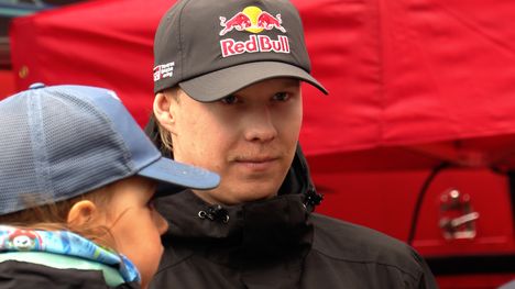 Kalle Rovanperä ja Jonne Halttunen onnitteloivat Elfyn Evansia ja Scott Martinia 1