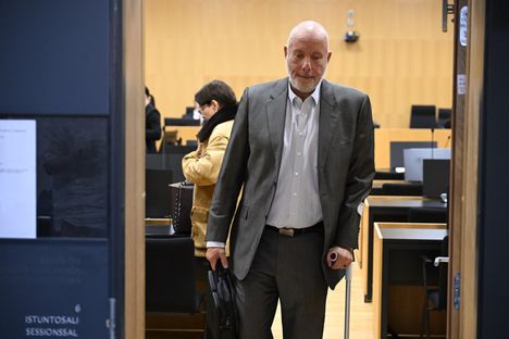Kari Uoti tönäisi IS:n kuvaajaa oikeussalissa Espoossa 3