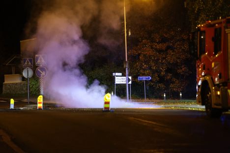 Kaukolämpöputki hajosi Helsingin Jollaksessa – tulikuumaa vettä tulvi kadulle 2 Kaukolämpöputki hajosi Helsingin Jollaksessa – tulikuumaa vettä tulvi kadulle 1