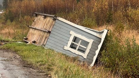 Kaksitoista linja-autopysäkin katosta kaadettu Keski-Suomessa 1