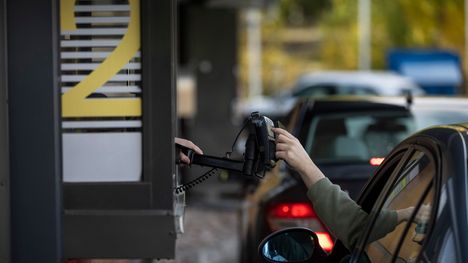 Kolmekymppinen mies ajoi Joensuussa McDonald’sin autokaistalle päihtyneenä 2 Kolmekymppinen mies ajoi Joensuussa McDonald’sin autokaistalle päihtyneenä 1