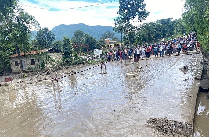 Maanvyöryytymän aiheuttaman patoamisen murtuminen aiheutti tulvat Nepalissa 1
