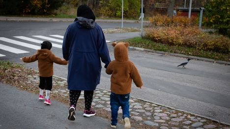 Lapset osoittavat syyttävää sormea päättäjiin – "Vajoamme teidän sontaanne" 1
