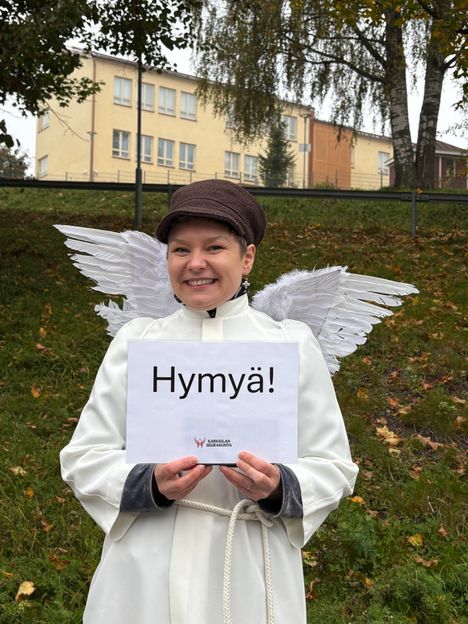 Pastori Mertsi Saarela pukeutui enkeliksi Karkkilassa – 14 vuotta jatkunut perinne ilahdutti pikkukaupungin asukkaita 7