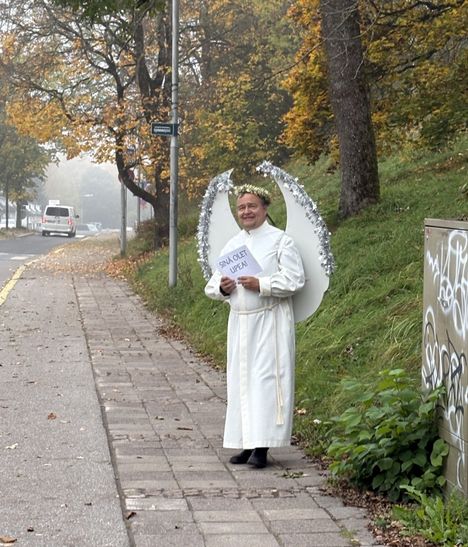 Pastori Mertsi Saarela pukeutui enkeliksi Karkkilassa – 14 vuotta jatkunut perinne ilahdutti pikkukaupungin asukkaita 5