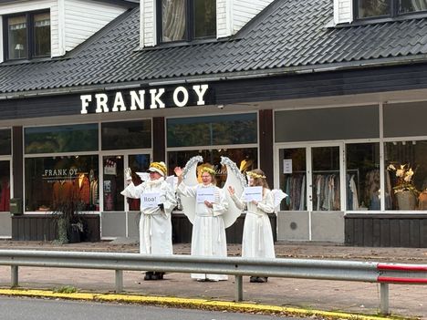 Pastori Mertsi Saarela pukeutui enkeliksi Karkkilassa – 14 vuotta jatkunut perinne ilahdutti pikkukaupungin asukkaita 3