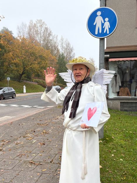 Pastori Mertsi Saarela pukeutui enkeliksi Karkkilassa – 14 vuotta jatkunut perinne ilahdutti pikkukaupungin asukkaita 9