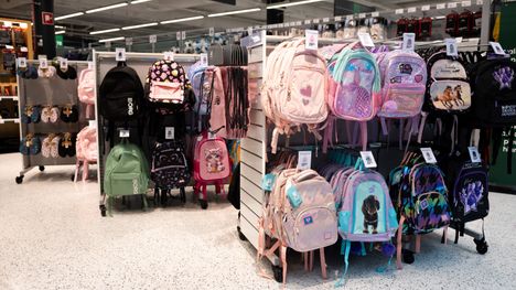 Mies paljasteli sukuelintään lasten edessä Espoon julkisissa tiloissa – poliisi etsii uhrilapsia 1 Mies paljasteli sukuelintään lasten edessä