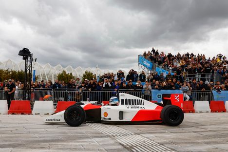Mika Häkkinen ajoi Ayrton Sennan McLarenia Kreikassa 4 Mika Häkkinen ajoi Ayrton Sennan McLarenia Kreikassa 3