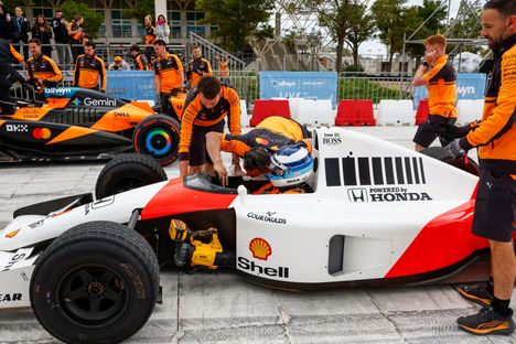 Mika Häkkinen ajoi Ayrton Sennan McLarenia Kreikassa 2 Mika Häkkinen ajoi Ayrton Sennan McLarenia Kreikassa 1