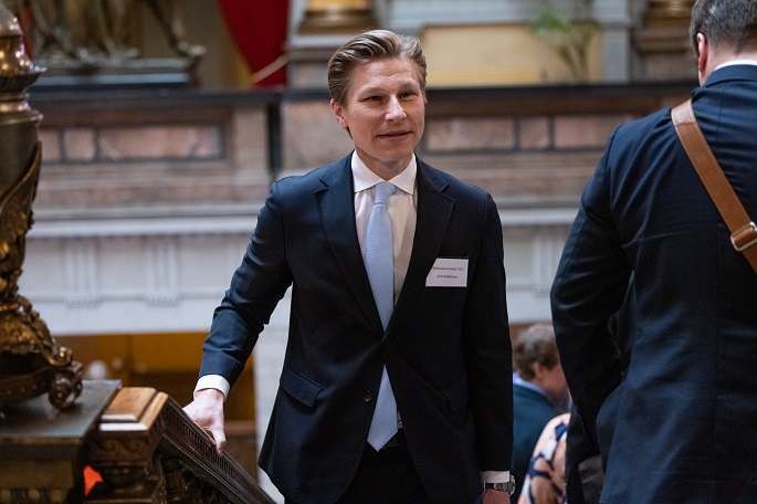 Luottamuspäätös pakottaa puolustusministerin perumaan Islanti-matkan 1