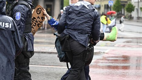 Poliisi kantoi mielenosoittajaa Elokapinan mielenosoituksessa kesäkuussa 2025. Kuva: Janne Aaltonen
