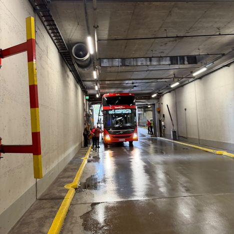 Onnibussi jäi kiinni Kampin tunnelin kattoon 4 Onnibussi jäi kiinni Kampin tunnelin kattoon 3