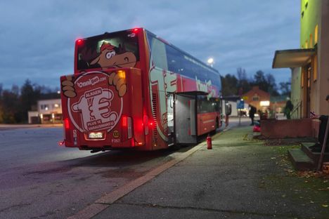 Onnibussin rengas syttyi palamaan Loviisassa – kuljettaja sammutti tulen esimerkillisesti 3