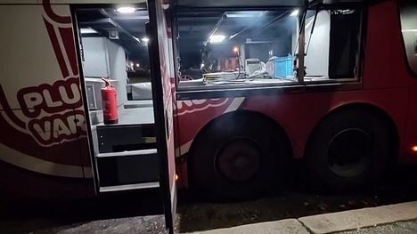 Onnibussin rengas syttyi palamaan Loviisassa – kuljettaja sammutti tulen esimerkillisesti 1