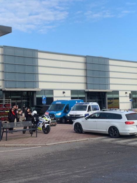 Pakettiauto törmäsi rekkaan Lahdenväylällä ja jatkoi matkaa – poliisi takaa-ajoi Vantaalle 2 Pakettiauto törmäsi rekkaan Lahdenväylällä ja jatkoi matkaa – poliisi takaa-ajoi Vantaalle 1