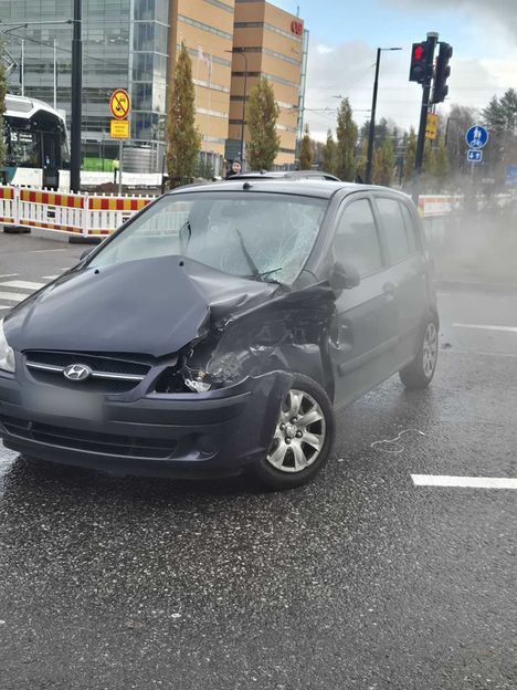 Helsingissä kolaroi pikaratikka henkilöauton kanssa 2 Helsingissä kolaroi pikaratikka henkilöauton kanssa 1