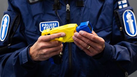 Poliisi käytti etälamautinta Espoossa – sekava paidaton mies uhkasi tappaa 1