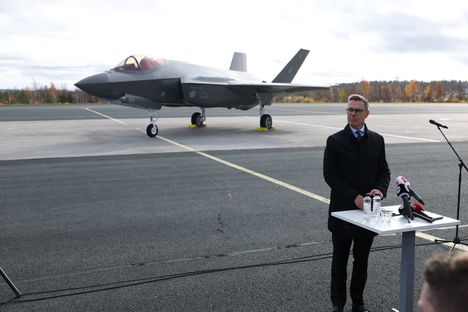 Presidentti Stubb vastaanotti F-35-hävittäjät Rovaniemellä 1