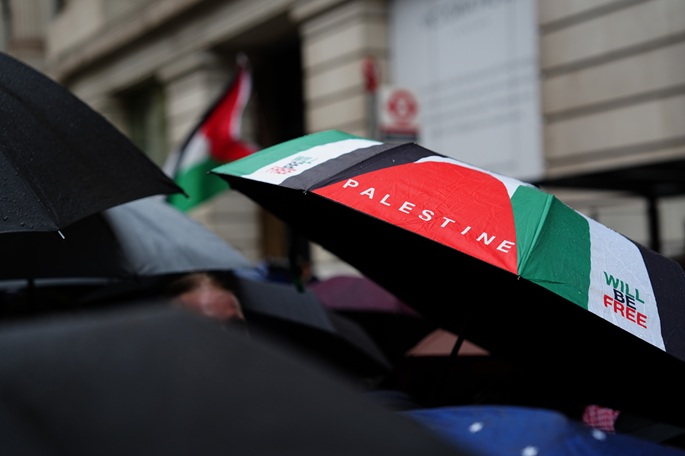 Pro-palestiinalaiset mielenosoittajat kokoontuivat Ateenaan Gazan sodan kolmannen vuosipäivän kunniaksi 1