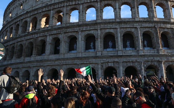 Mielenosojat valtasivat Rooman Colosseumin Italian laajamittaisissa mielenosoituksissa 2 Mielenosojat valtasivat Rooman Colosseumin Italian laajamittaisissa mielenosoituksissa 1