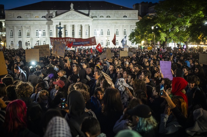 Portugalilaiset palasivat mielenosoituksiin poliisin väkivallan jälkeen 2 Portugalilaiset palasivat mielenosoituksiin poliisin väkivallan jälkeen 1
