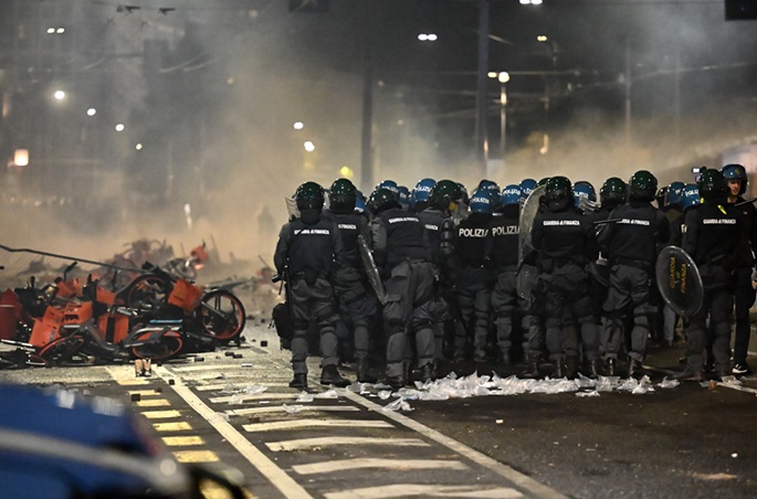Mielenosojen aalto Italiaan: yhteenottoja poliisin kanssa useissa kaupungeissa 2 Mielenosojen aalto Italiaan: yhteenottoja poliisin kanssa useissa kaupungeissa 1
