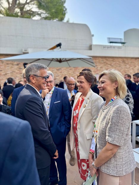 Suomalaisministeri tapasi George Clooneyn Ranskassa ja kutsui tähden Suomeen 2 Suomalaisministeri tapasi George Clooneyn Ranskassa ja kutsui tähden Suomeen 1