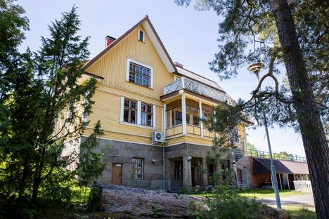 Suomen suurin leikkimökki saapui Ikaalisiin 7