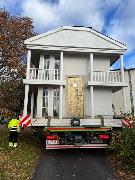 Suomen suurin leikkimökki saapui Ikaalisiin 1