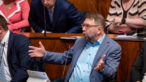 Timo Harakalta rankka ryöpytys Antti Häkkäselle: ”Teeskenteleekö puolustusministeri tyhmää?” 2 Timo Harakalta rankka ryöpytys Antti Häkkäselle: ”Teeskenteleekö puolustusministeri tyhmää?” 1