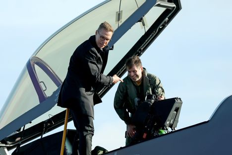Tältä näytti, kun F-35-hävittäjä lensi Rovaniemen taivaalla 10 Tältä näytti, kun F-35-hävittäjä lensi Rovaniemen taivaalla 9
