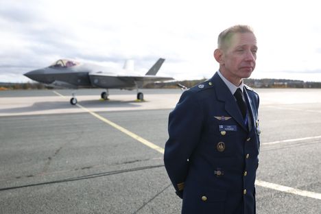 Tältä näytti, kun F-35-hävittäjä lensi Rovaniemen taivaalla 12 Tältä näytti, kun F-35-hävittäjä lensi Rovaniemen taivaalla 11