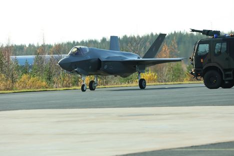 Tältä näytti, kun F-35-hävittäjä lensi Rovaniemen taivaalla 6 Tältä näytti, kun F-35-hävittäjä lensi Rovaniemen taivaalla 5
