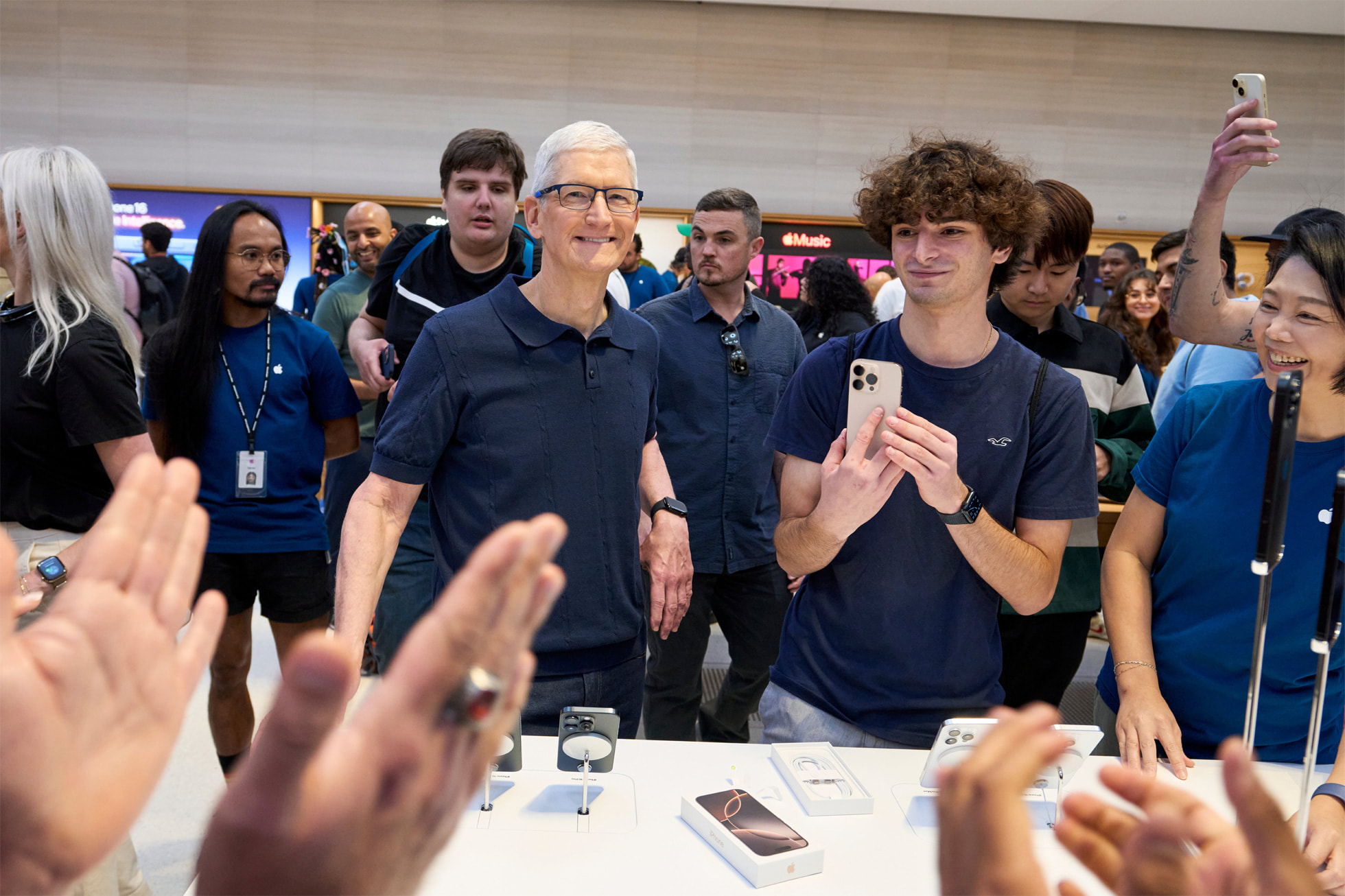 Tim Cook myi Applen osakkeita 64 miljoonalla dollarilla tehtävistä eroamisen jälkeen 2 Tim Cook myi Applen osakkeita 64 miljoonalla dollarilla tehtävistä eroamisen jälkeen 1