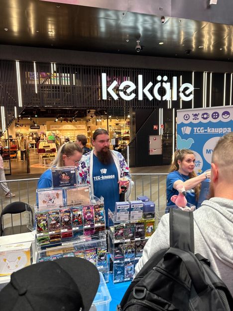 Pokémon-korttitapahtuma aiheutti yleisöryntäyksen Helsingin Triplan 4 Pokémon-korttitapahtuma aiheutti yleisöryntäyksen Helsingin Triplan 3