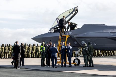 Suomeen saapui kaksi uutta F-35-hävittäjää – Visentin tunnus kunnioitettiin 2 Suomeen saapui kaksi uutta F-35-hävittäjää – Visentin tunnus kunnioitettiin 1
