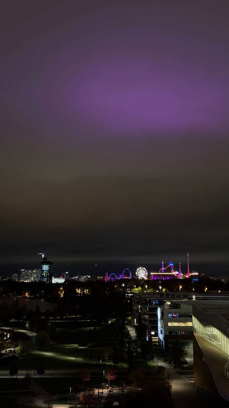 Helsingin taivaalla loimottava violetti valo selittyi: Linnanmäen Valokarnevaali heijastaa valojaan kaupunkiin 6 Helsingin taivaalla loimottava violetti valo selittyi: Linnanmäen Valokarnevaali heijastaa valojaan kaupunkiin 5