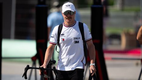 Valtteri Bottas siirtyy F1-kilpailusta maastopyörällä Singaporeen 1