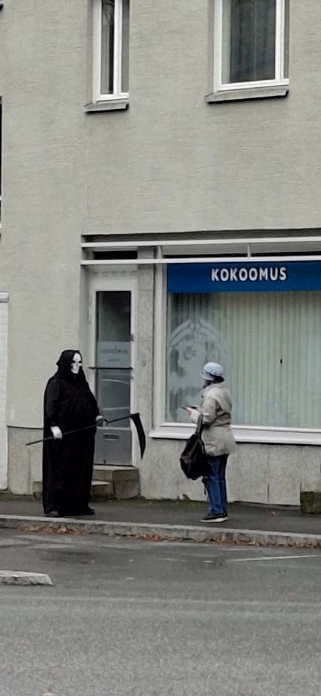 Viikatemies seisoi kokoomuksen toimiston edustalla: ”Tarjoan kahvit” 3